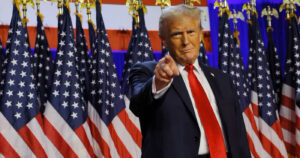 You either hate him, or you love him, but you cannot ignore him. After all, he did win the US presidential election for the second time, becoming the second president ever to win the election twice, non-consecutively. Here are 3 things we can learn from Trump’s election campaigns: President Donald Trump standing in front of many US flags, pointing at the camera