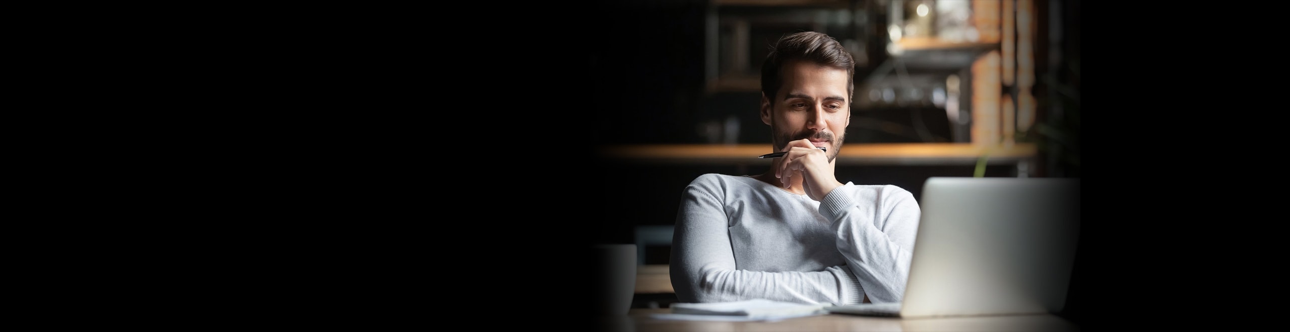 seo expert watching laptop google